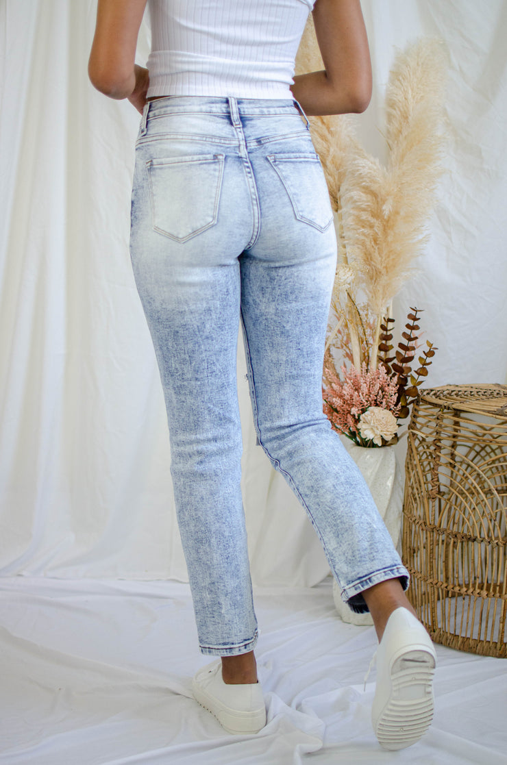 Kyla Straight Distressed Jeans Light